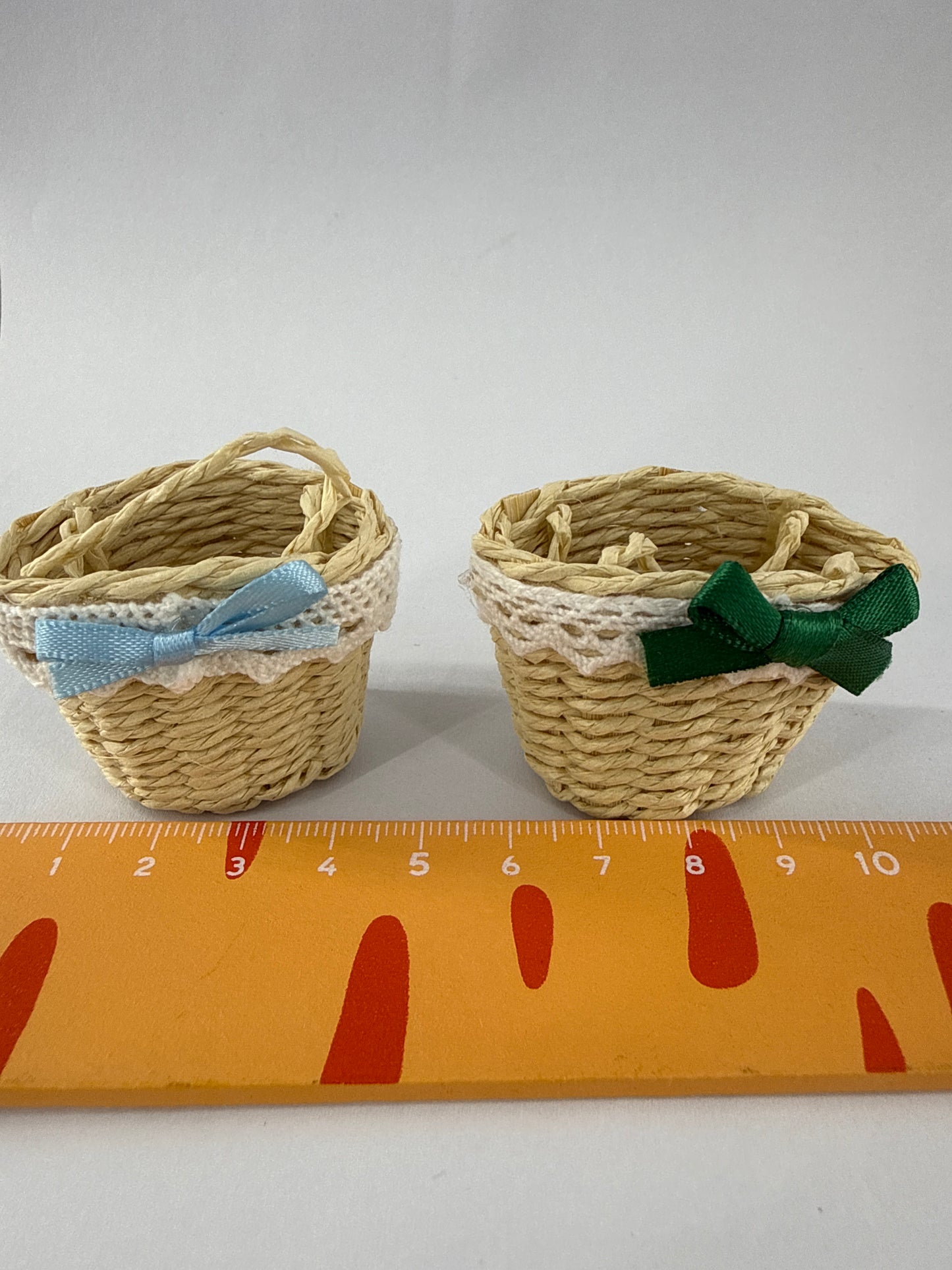 lily minis-dollhouse miniature Handmade woven baskets