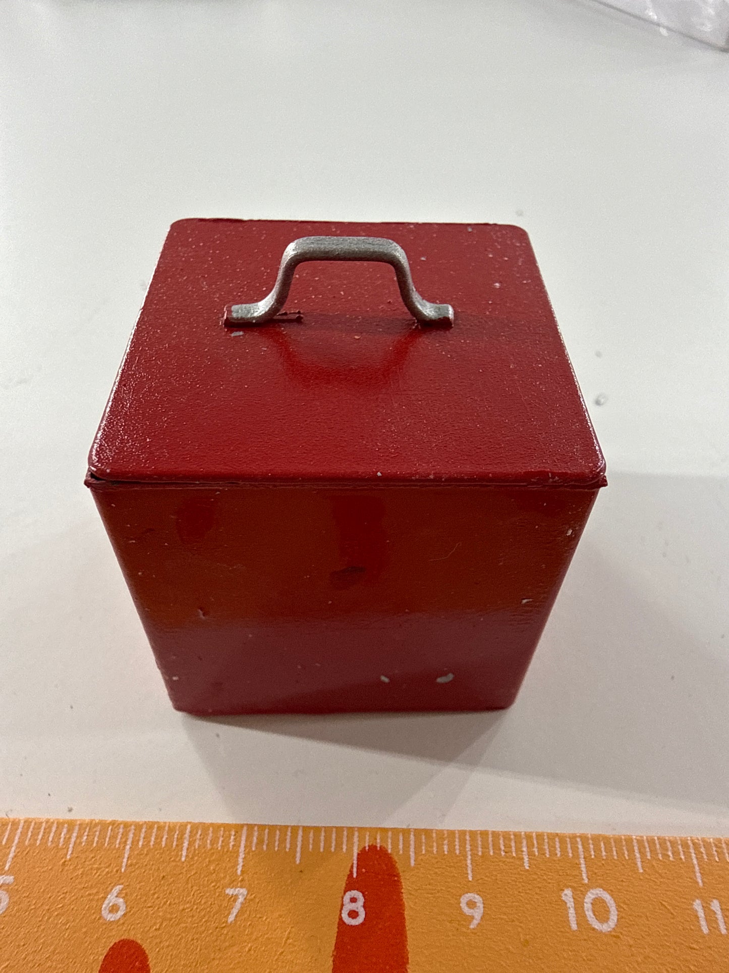 Lily minis-dollhouse Red iron box