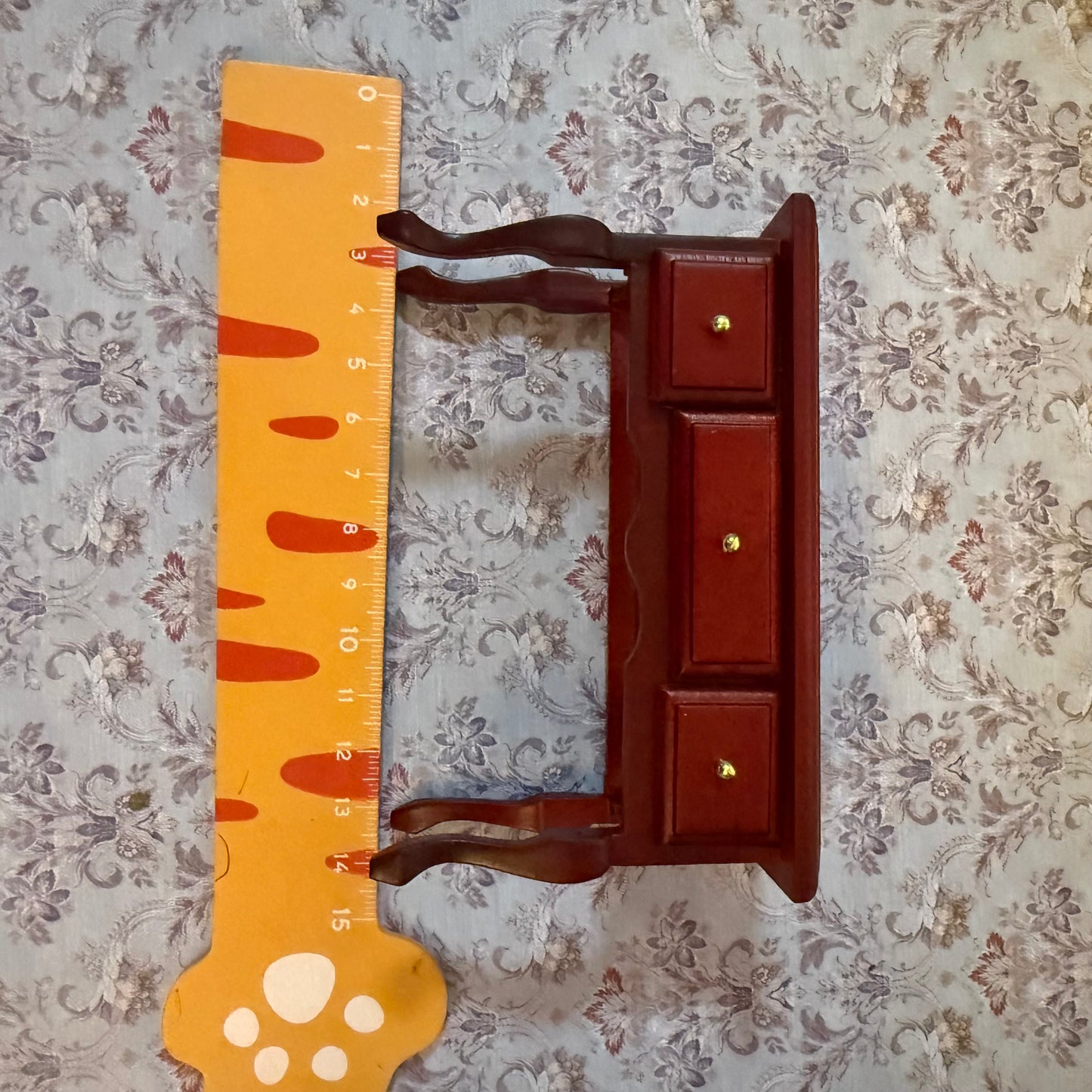 Lily minis-dollhouse miniature table