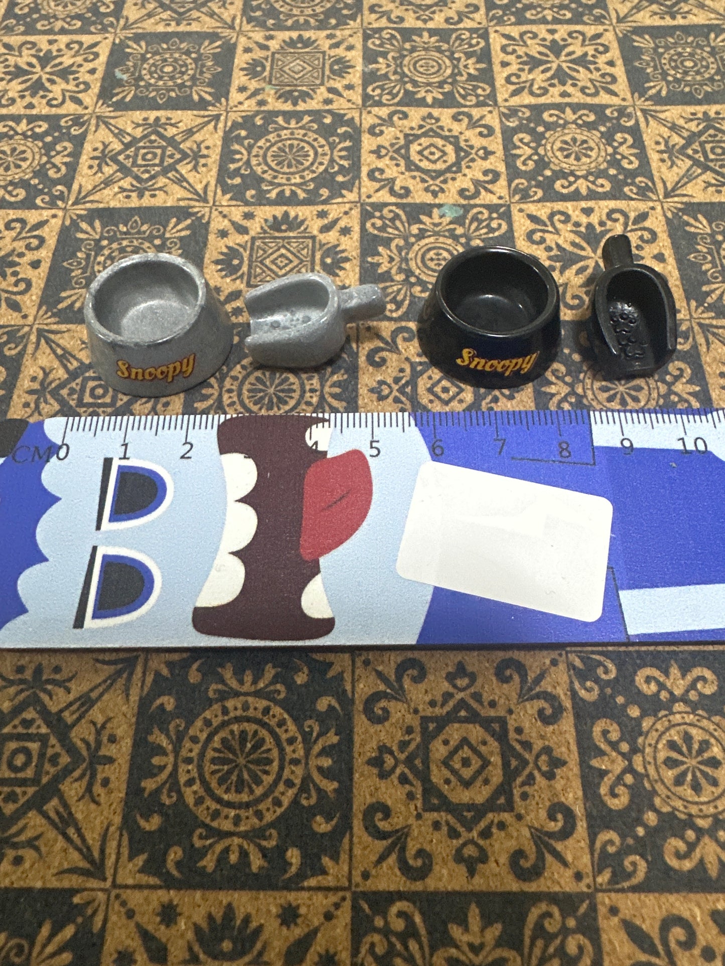 Lily minis-dollhouse miniature S**opy Dog Bowl set