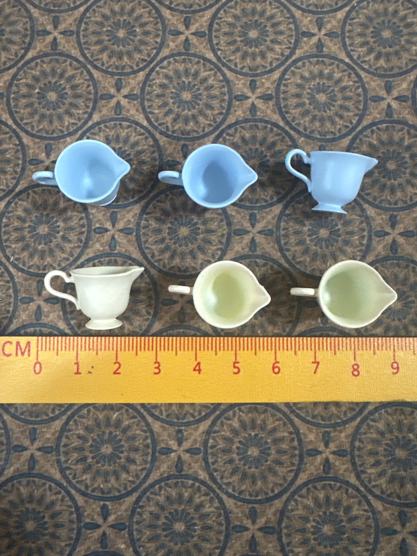 Lily minis-dollhouse miniature Metal Pot