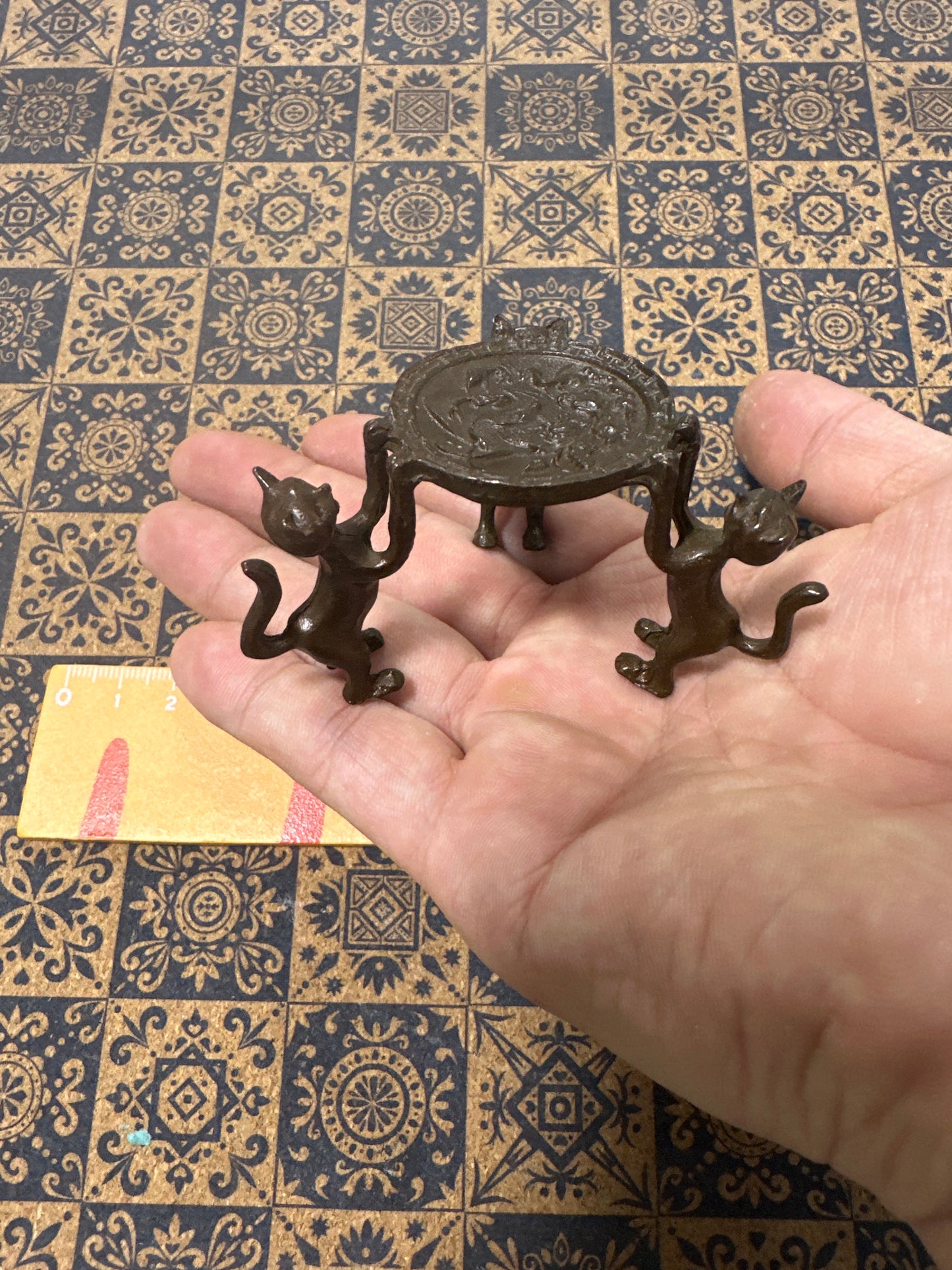 Lily minis-dollhouse miniature Metal cat table