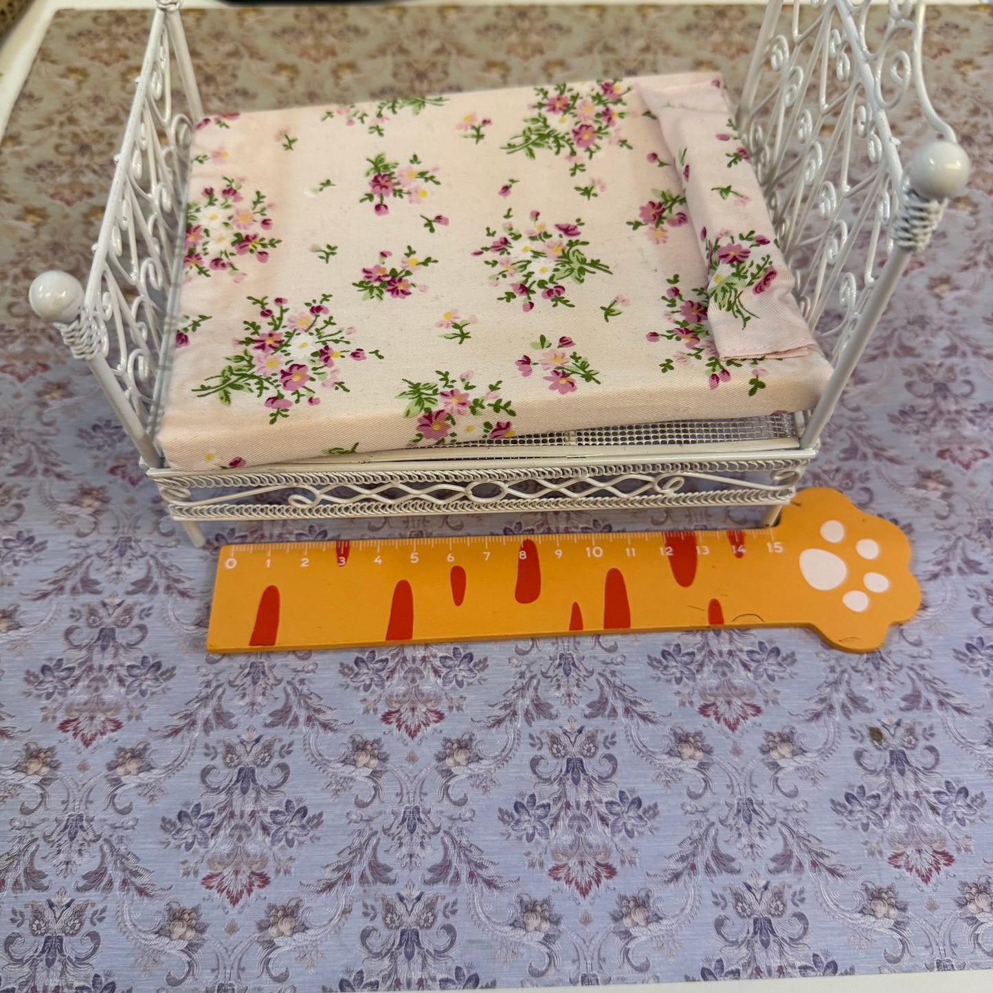 Lily minis-dollhouse miniature Iron bed