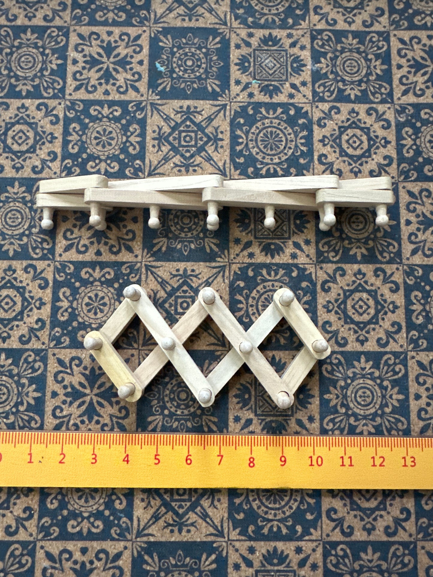 Lily minis-dollhouse miniature Wooden retractable wall hanging