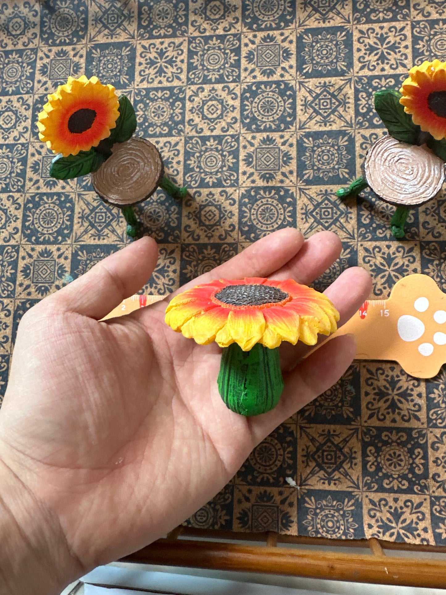 Lily minis-dollhouse miniature Sunflower table and chair set