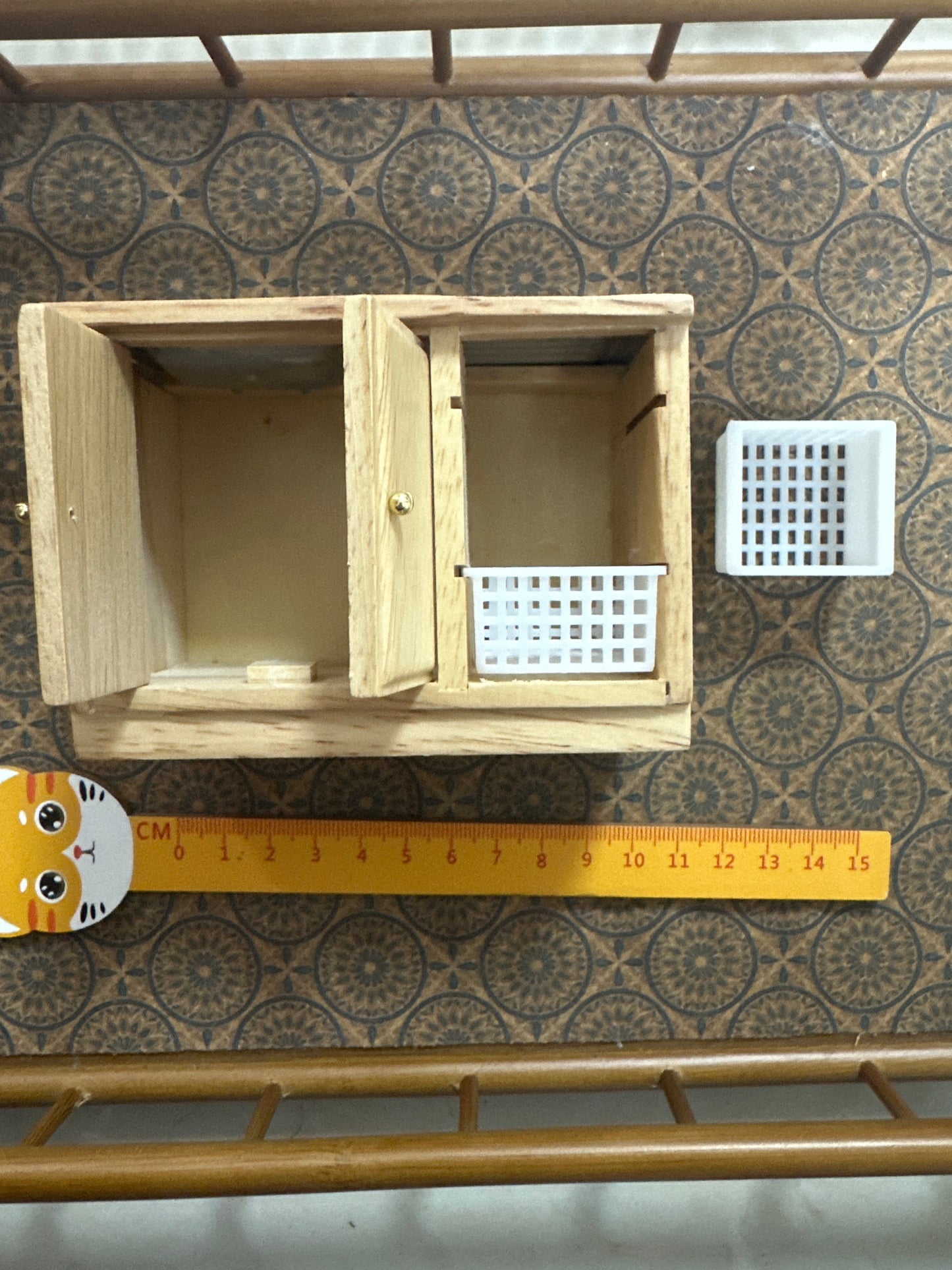 Lily minis-dollhouse miniature Wooden washstand