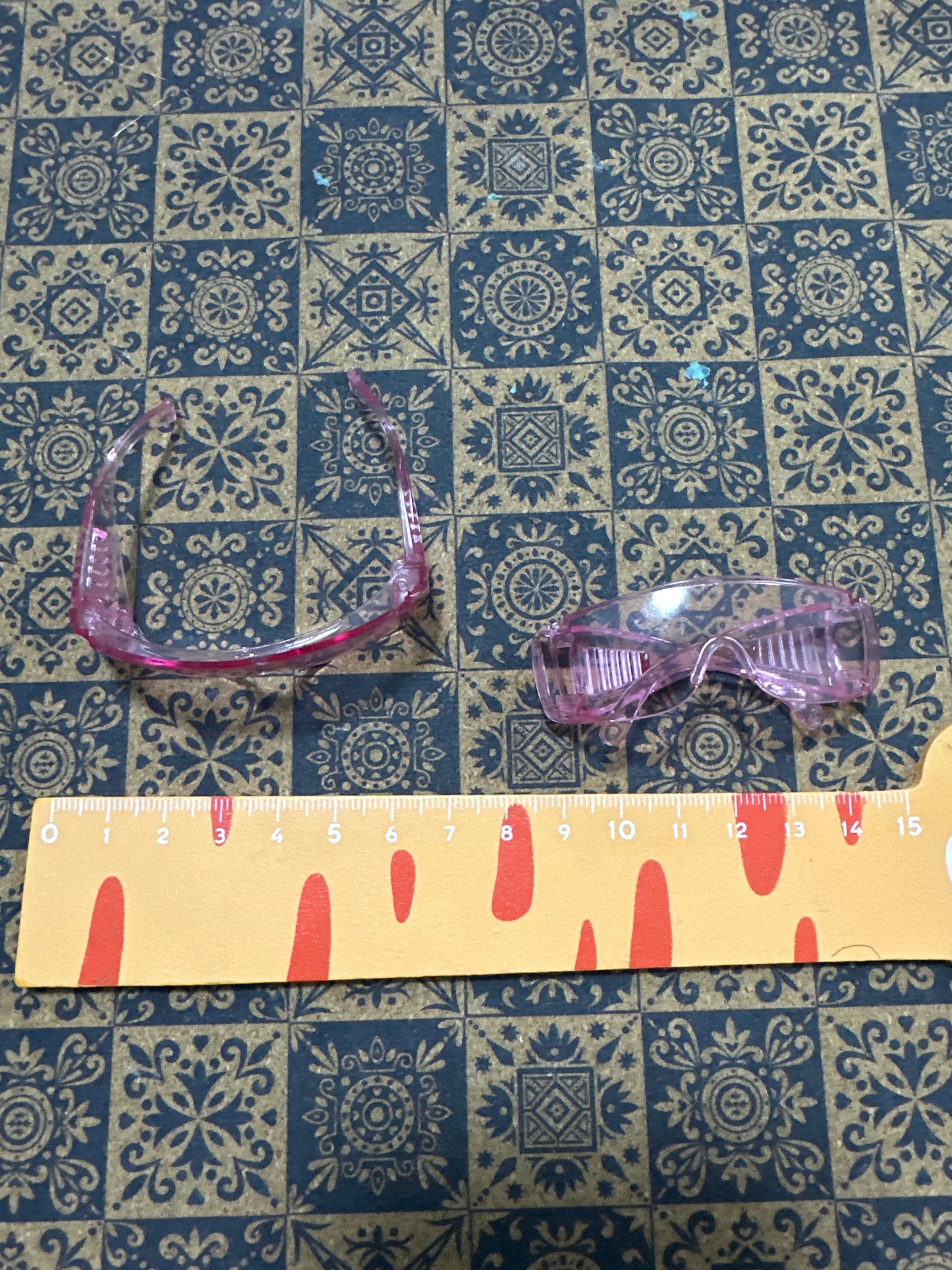 Lily minis-dollhouse miniature LBB Glasses Random color