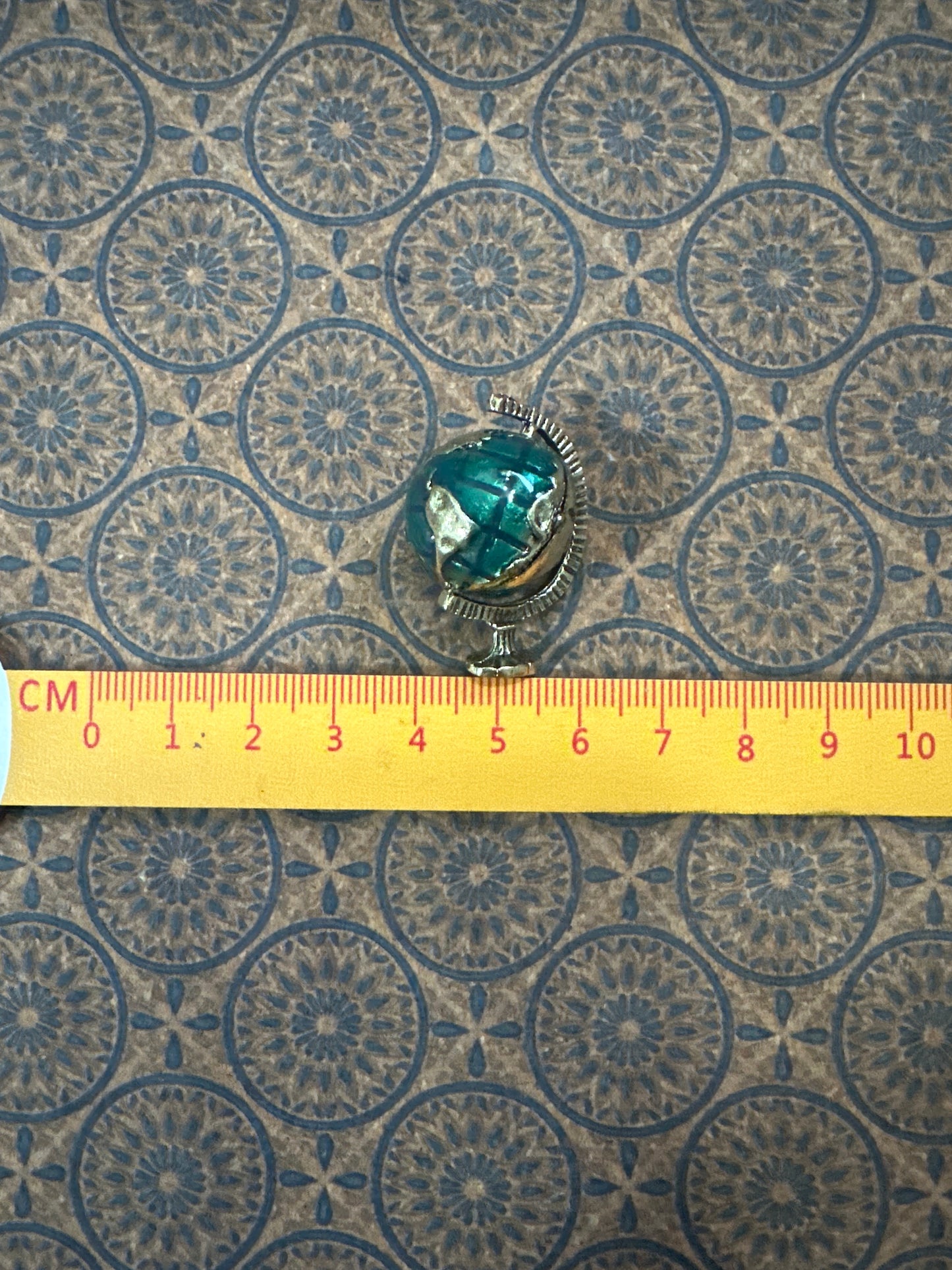 Lily minis-dollhouse miniature Metal globe