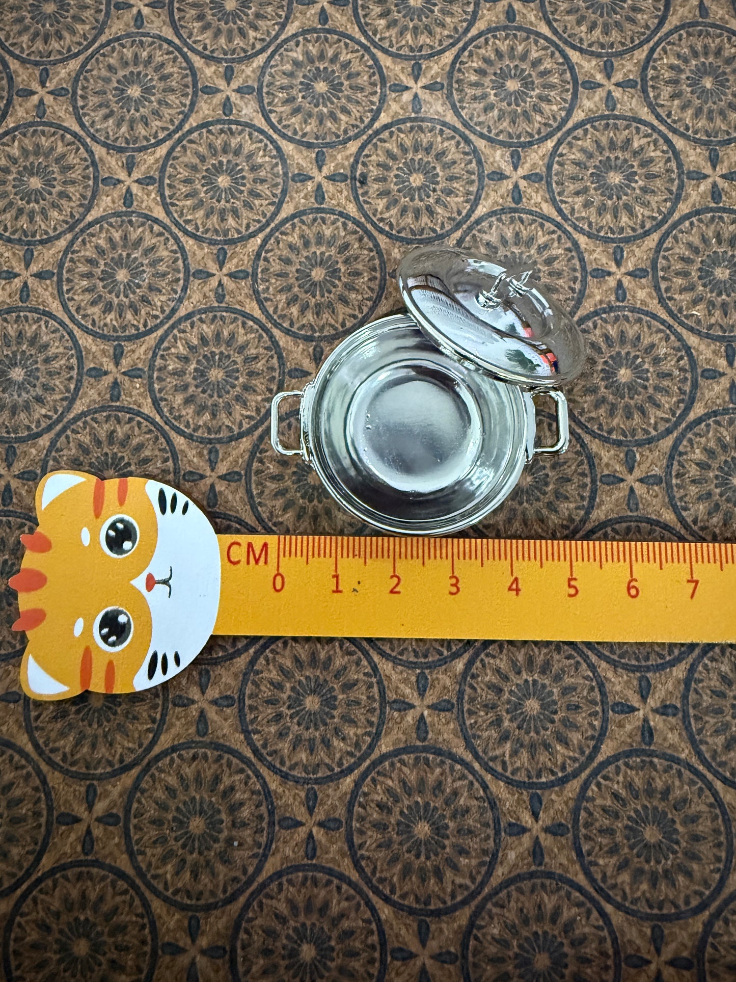 Lily minis-dollhouse miniature metal pot