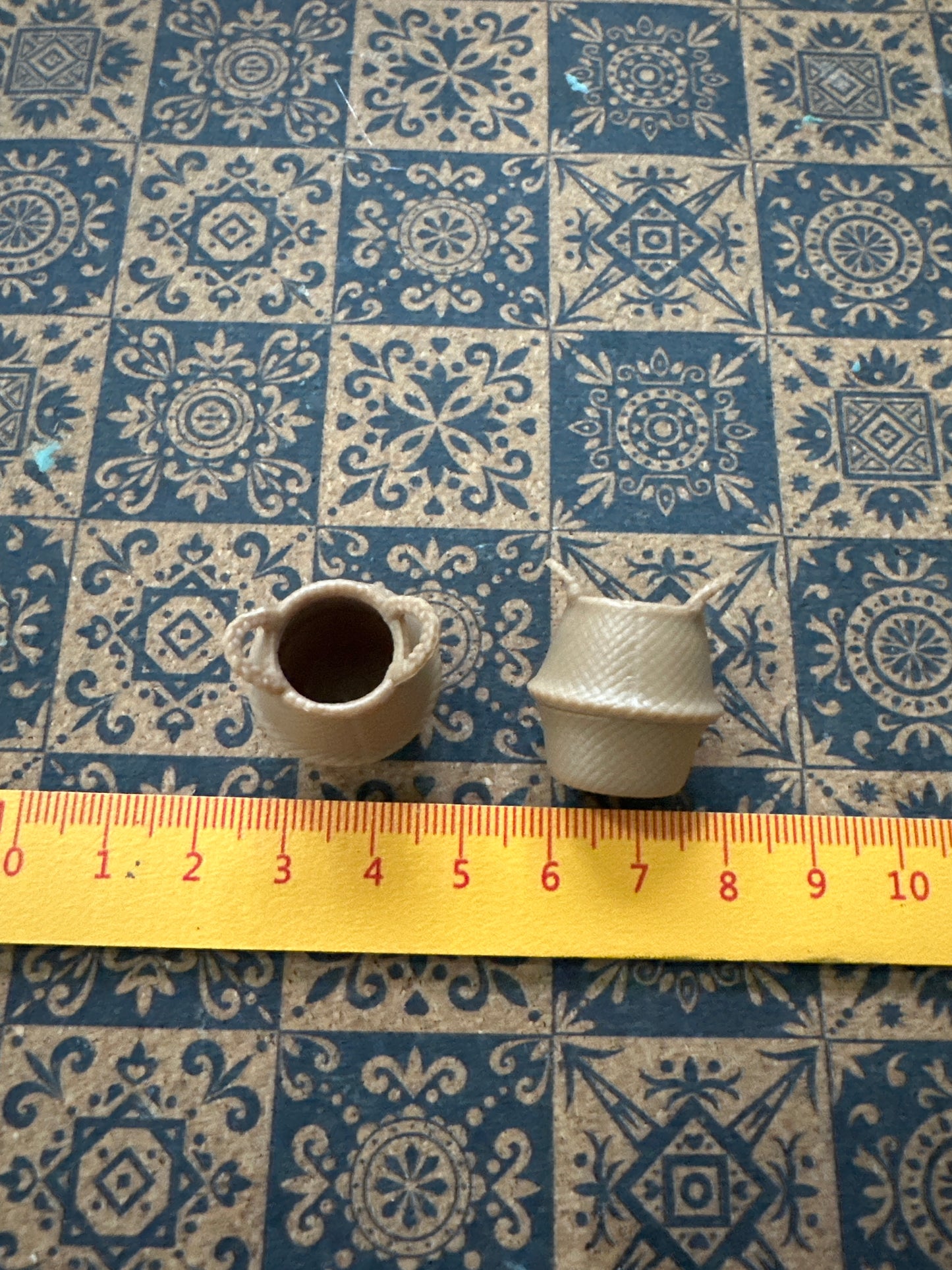 Lily minis-dollhouse miniature Pot 2pcs