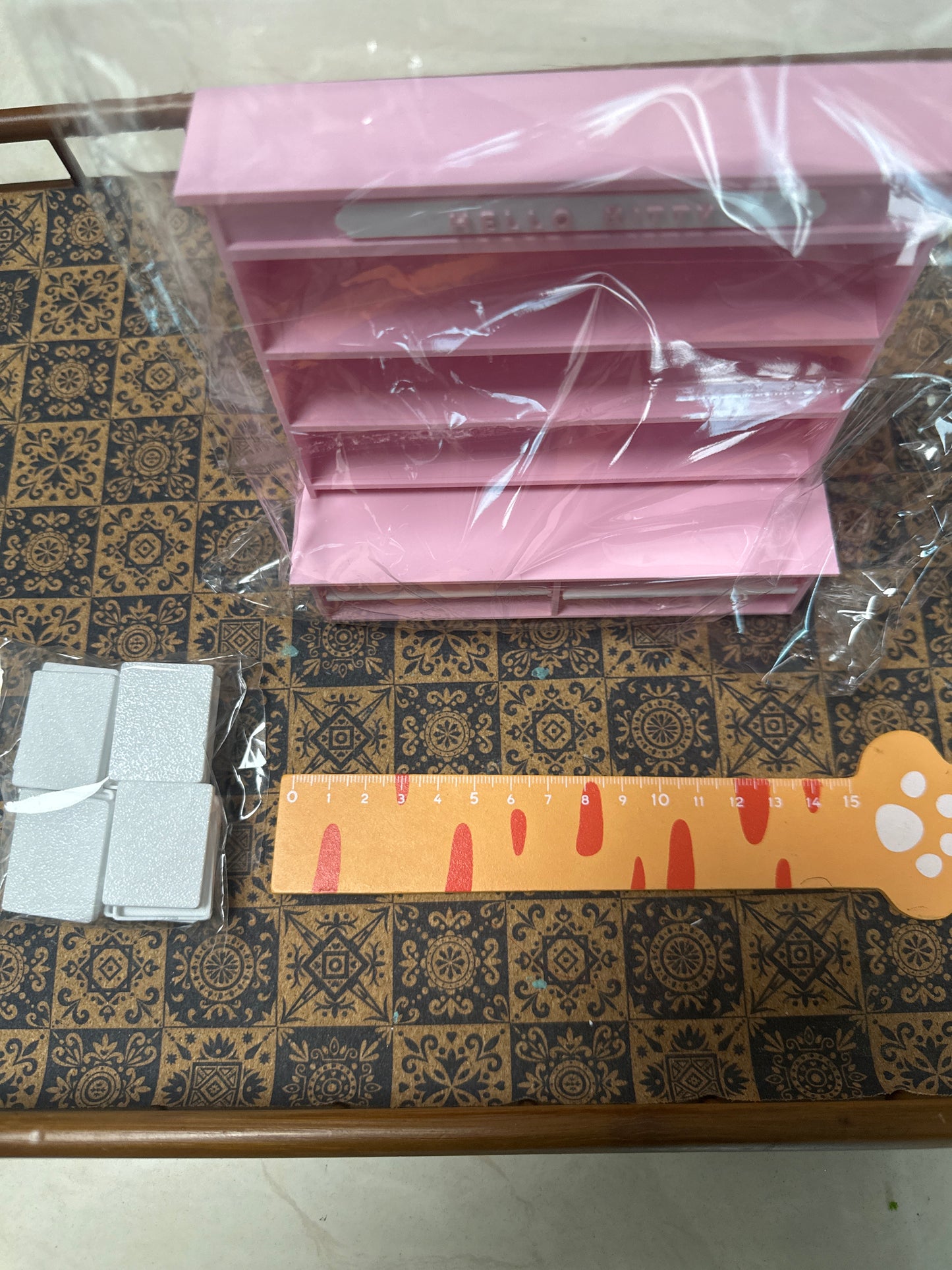 Lily minis-dollhouse miniature HK Cake rack