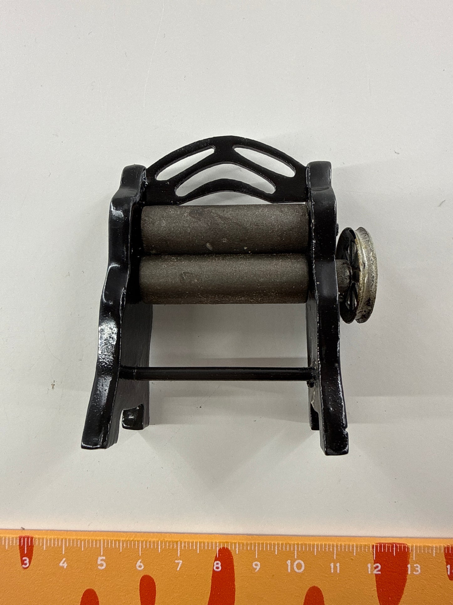 Lily minis-dollhouse Black hand-cranked noodle grinder