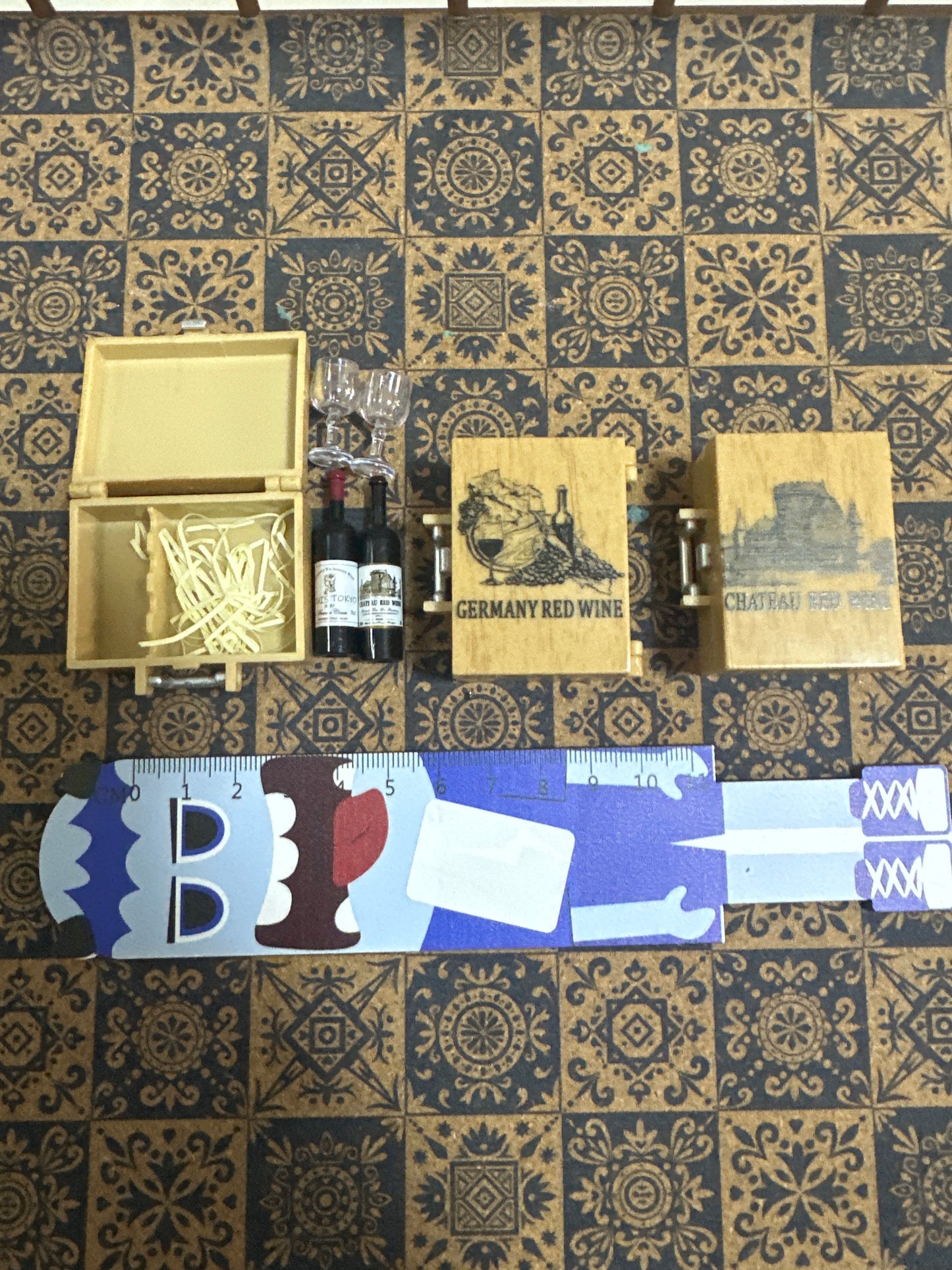 Lily minis-dollhouse miniature Red wine set