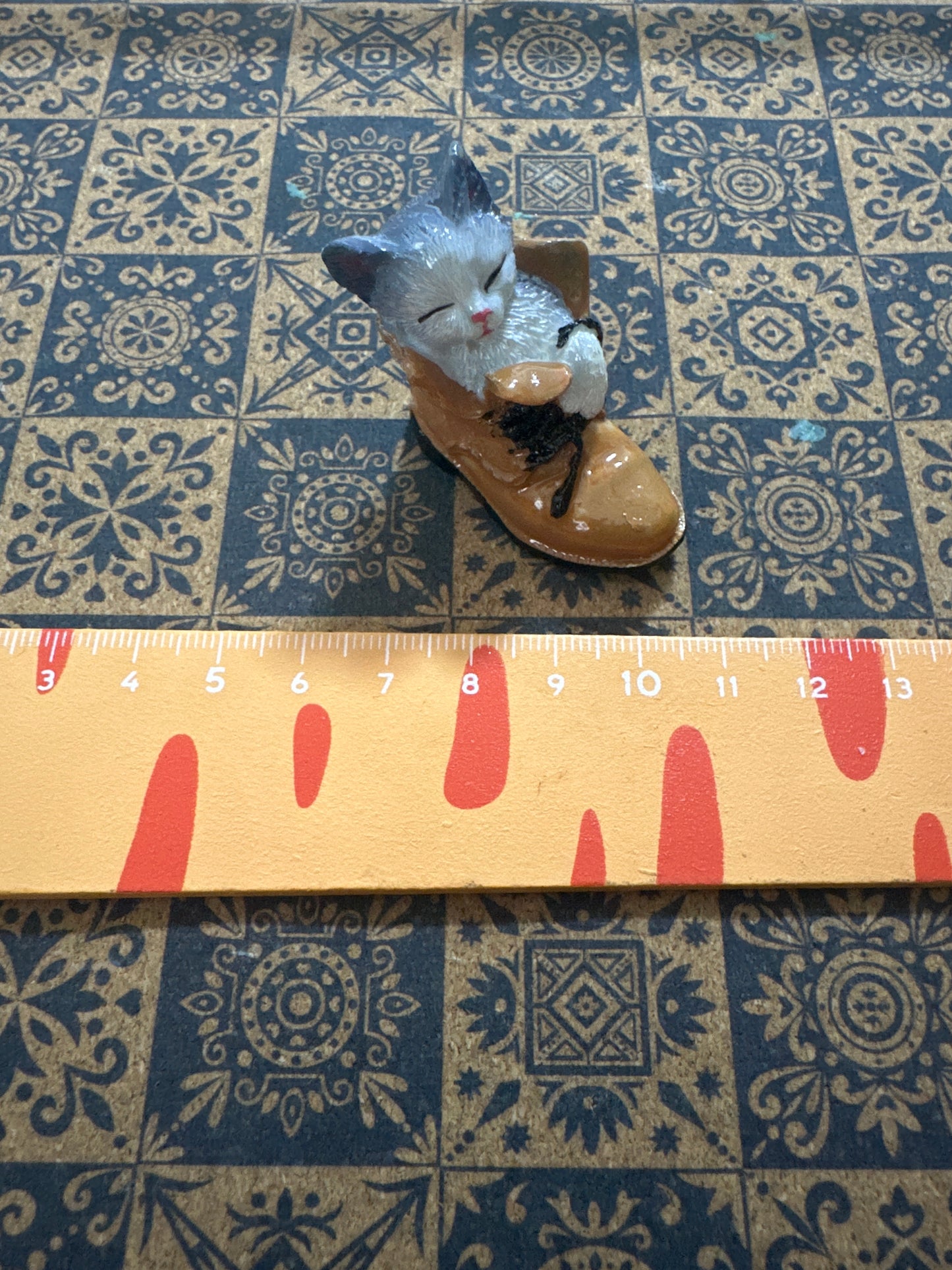 Lily minis-dollhouse miniature Shoes Cat