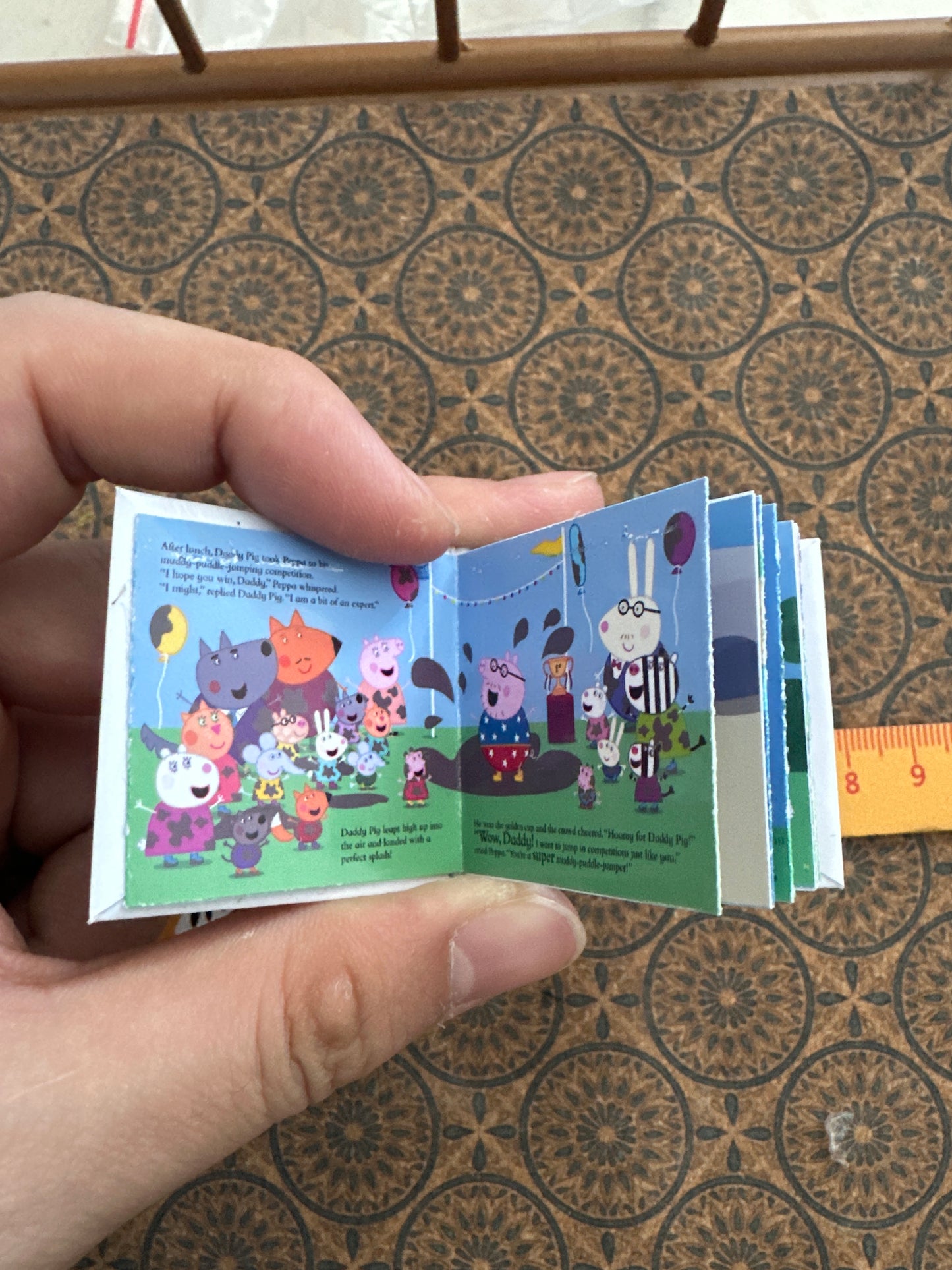 Lily minis-dollhouse miniature Peppa Pig Colored Book