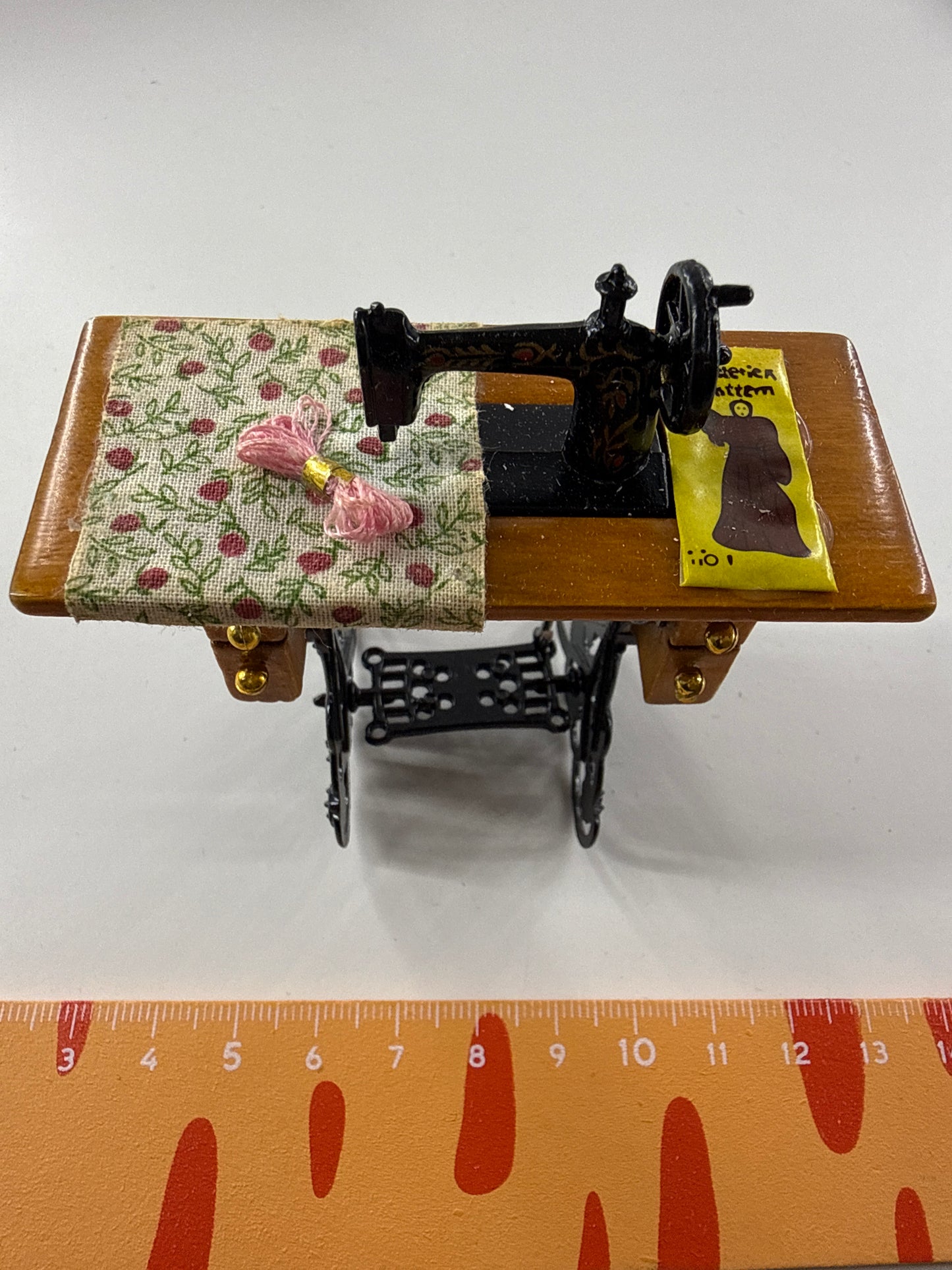 Lily minis-dollhouse Sewing machine
