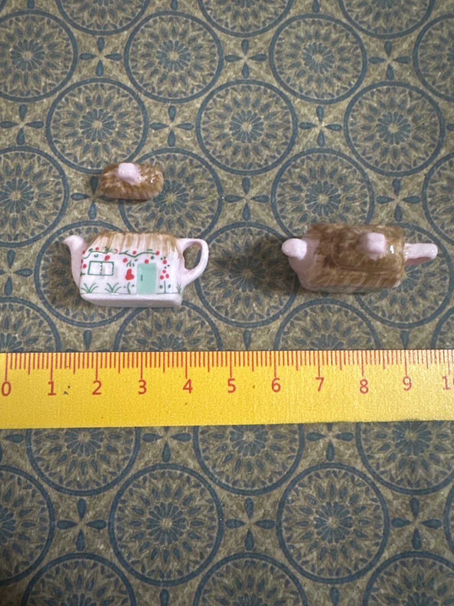 Lily minis-dollhouse miniature Painted teapot 2pcs