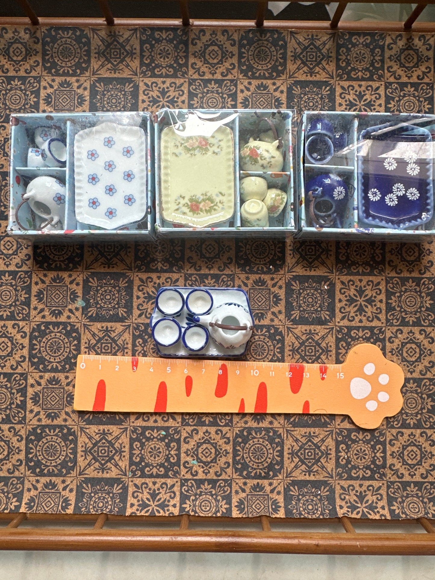 Lily minis-dollhouse miniature Ceramic tea set