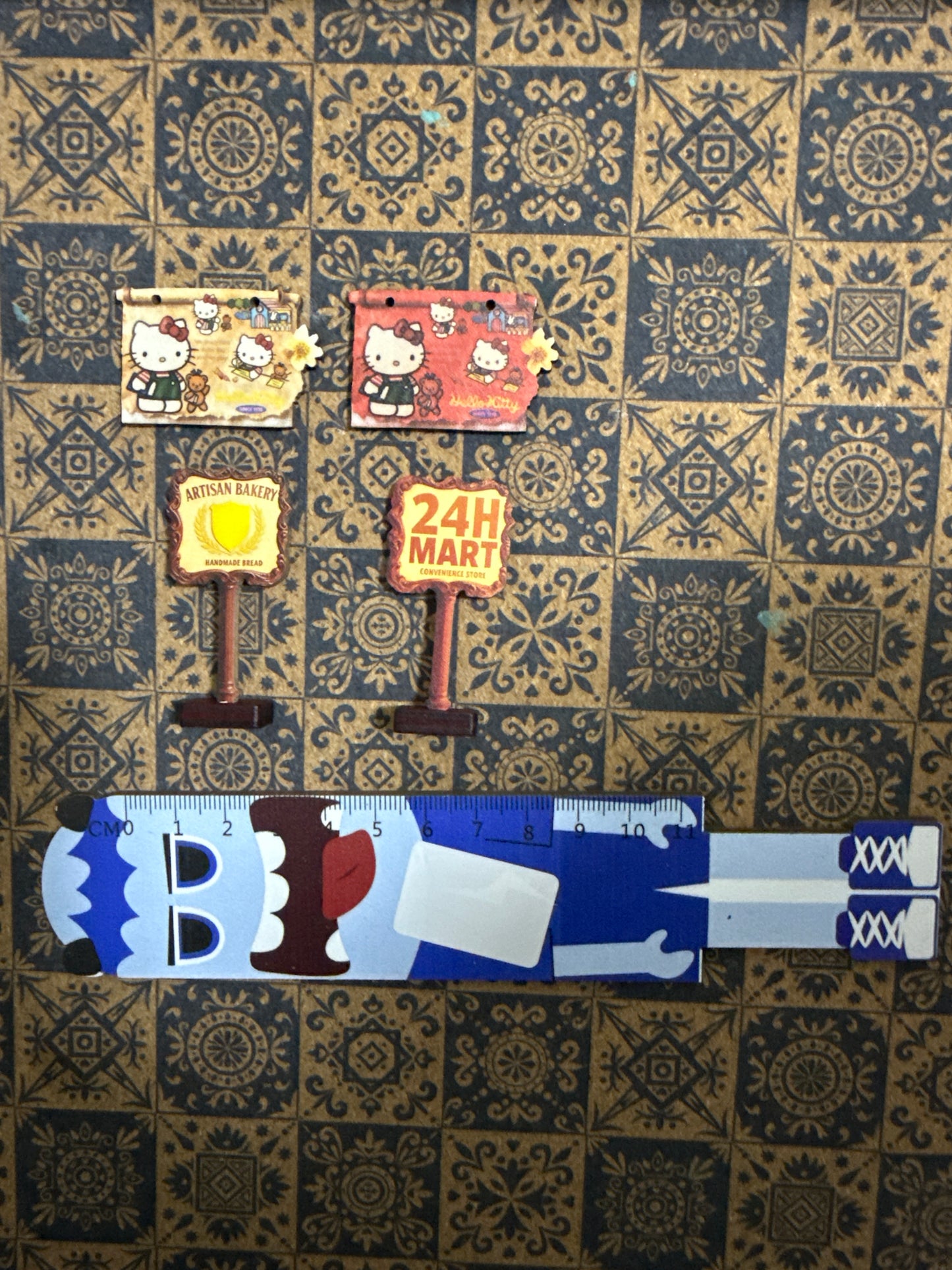 Lily minis-dollhouse Wooden miniature HK label 2pcs Random colors and styles