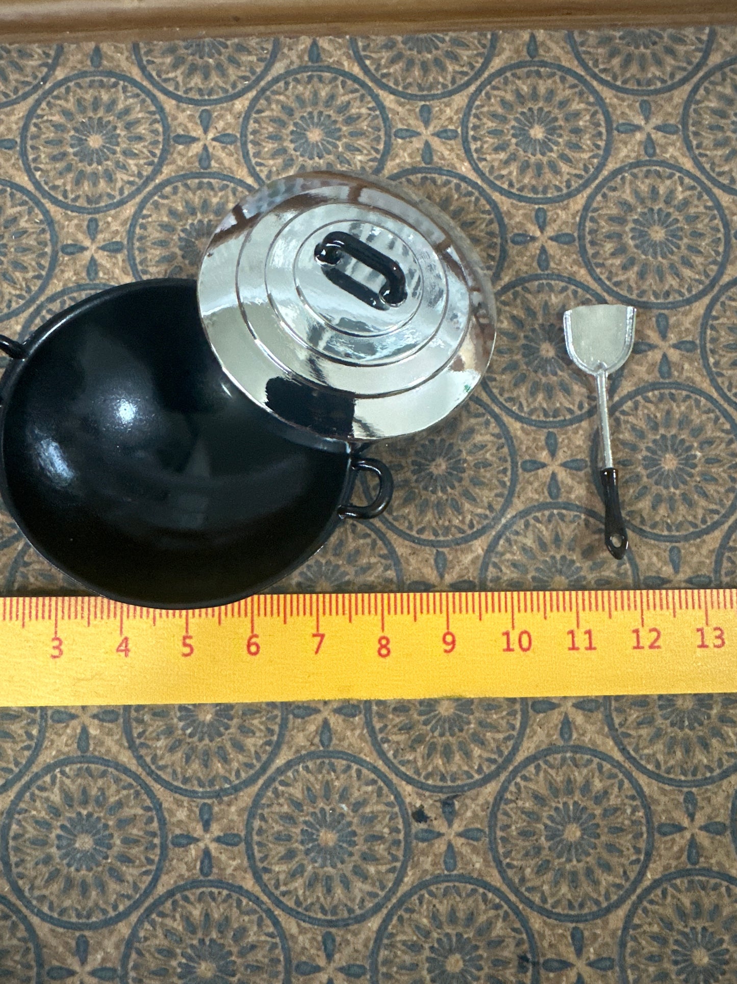 Lily minis-dollhouse miniature Metal pot