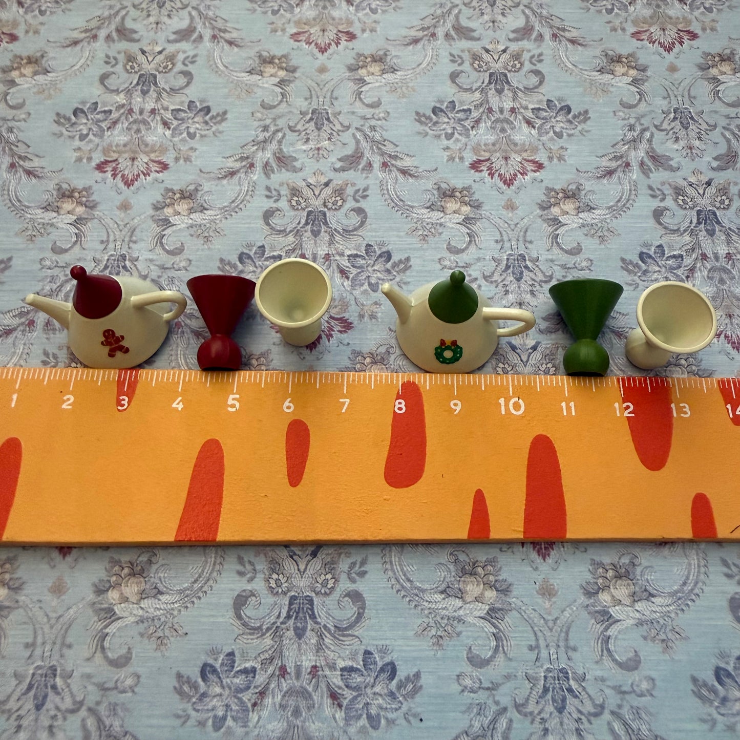 Lily minis-dollhouse miniature metal Christmas pot sets