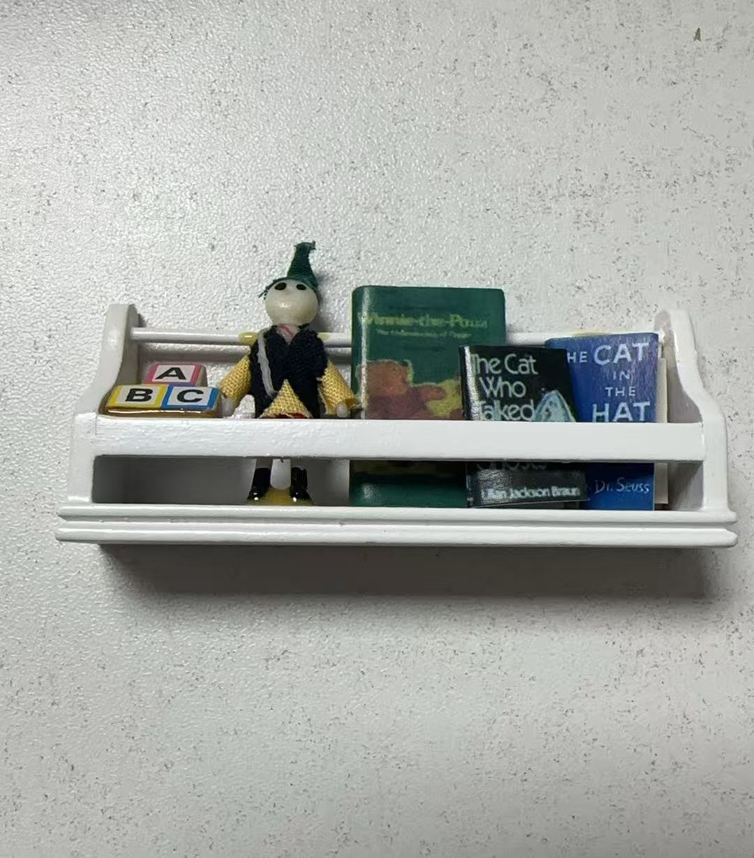 Lily minis-dollhouse Miniature White Wooden Bookshelf with Books