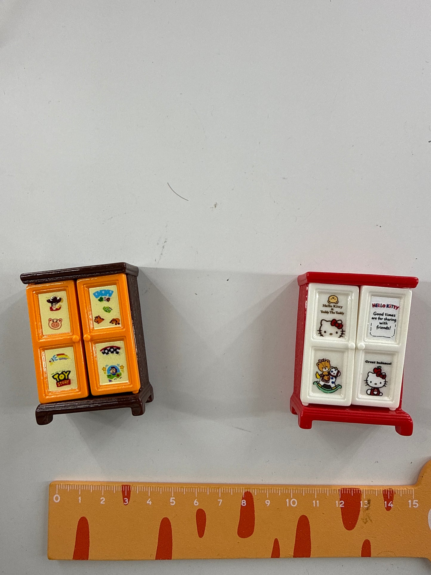 Lily minis-dollhouse Open and close the cabinet