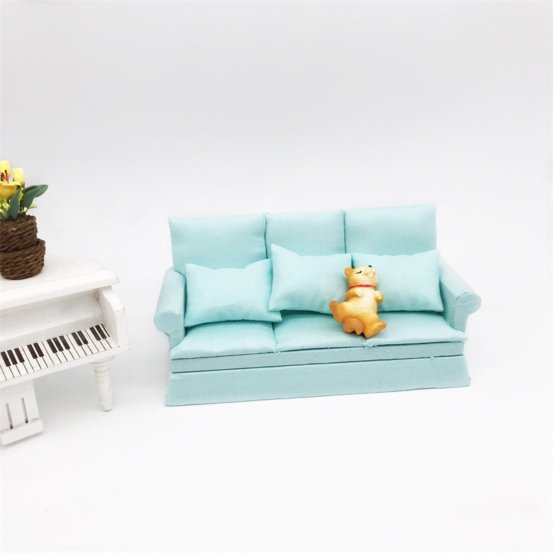 1:12 Miniature Dollhouse Three-Seater Sofa – Living Room Scene Decoration with Three Throw Pillows
