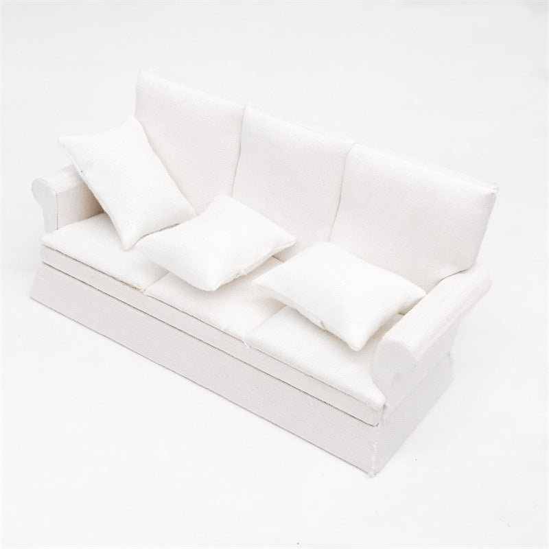 1:12 Miniature Dollhouse Three-Seater Sofa – Living Room Scene Decoration with Three Throw Pillows