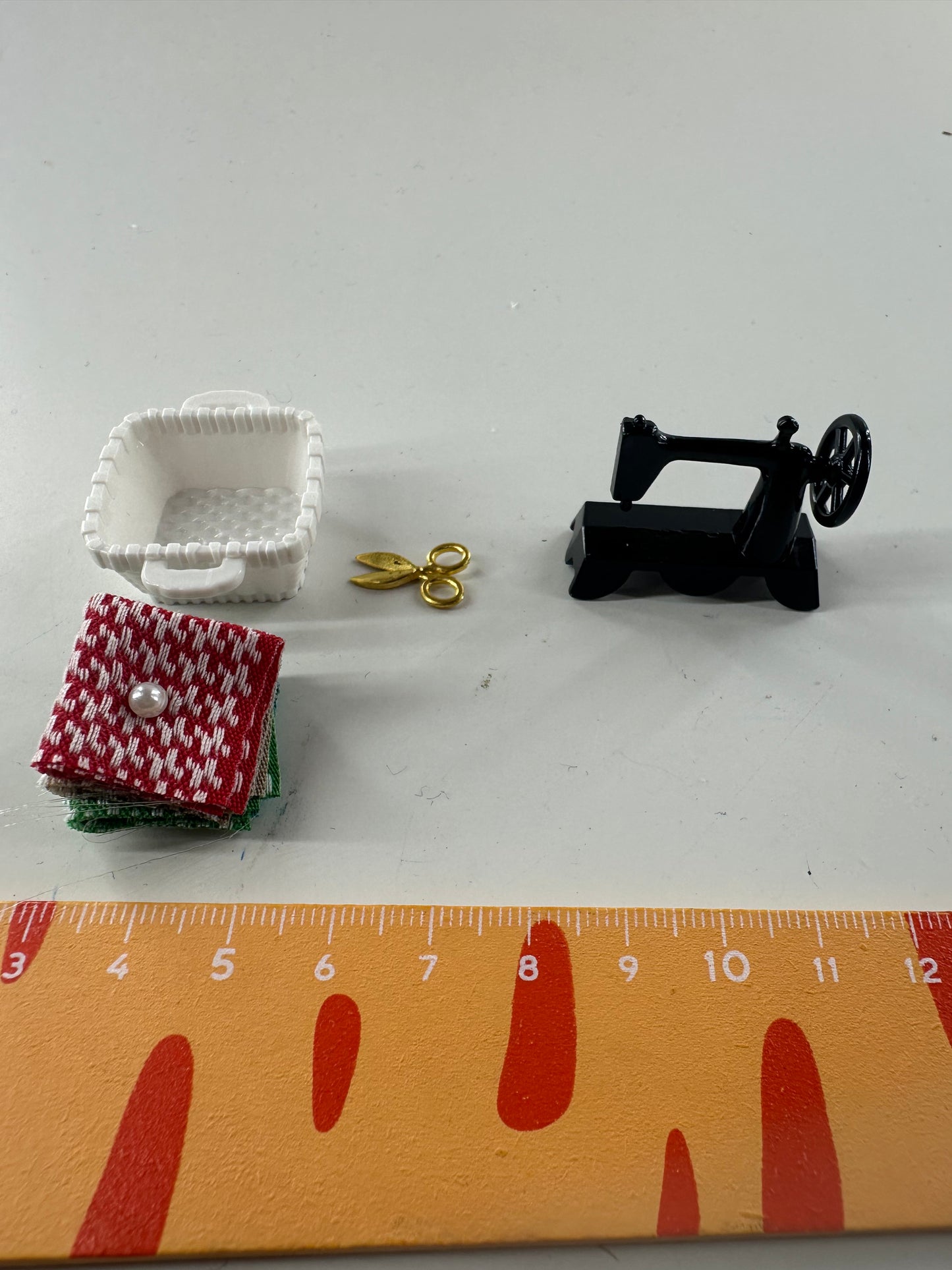 Lily minis-dollhouse sewing machine