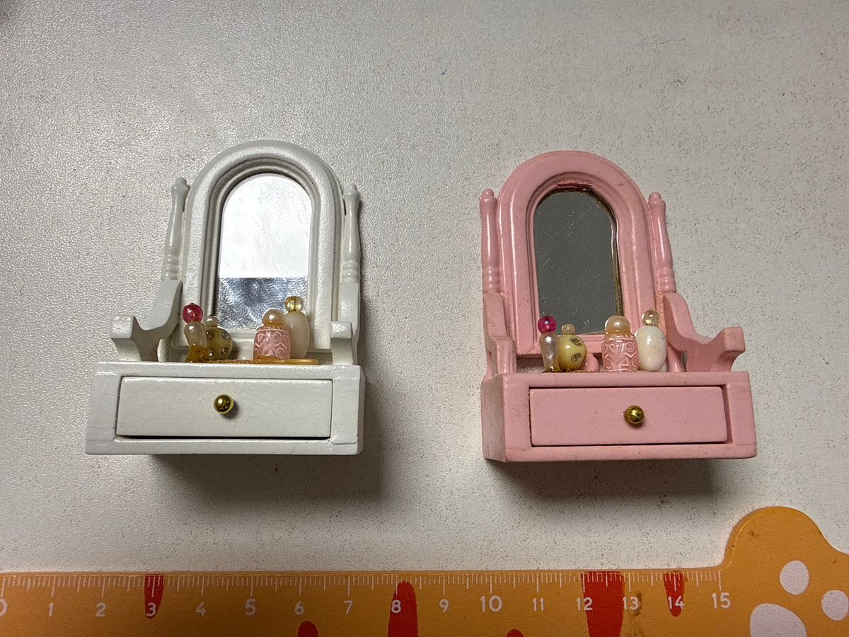 Lily minis-dollhouse Beauty table