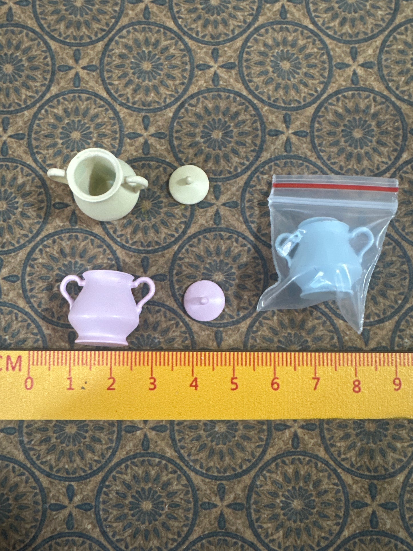 Lily minis-dollhouse miniature Metal Pot