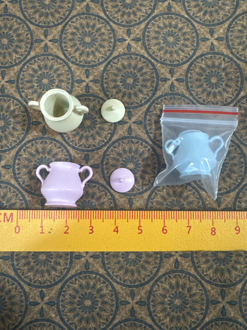 Lily minis-dollhouse miniature Metal Pot