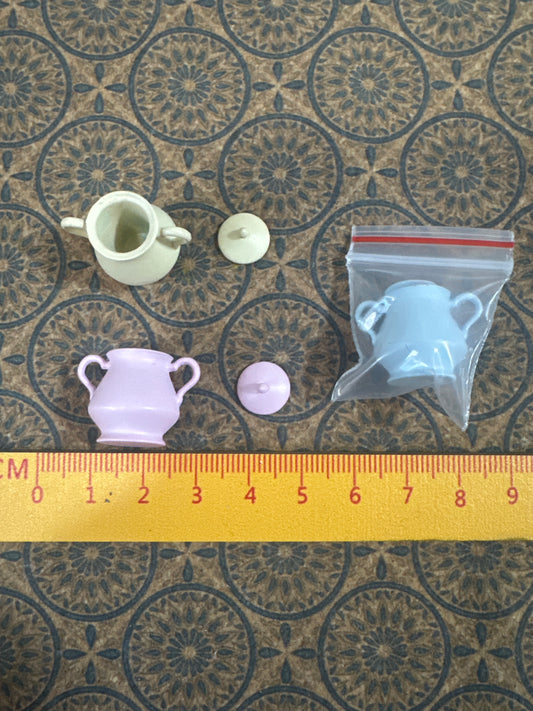 Lily minis-dollhouse miniature Metal Pot