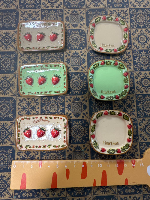 Lily minis-dollhouse miniature Strawberry plate 2pcs