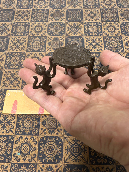 Lily minis-dollhouse miniature Metal cat table