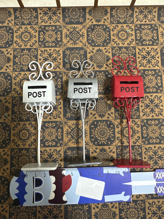 Lily minis-dollhouse miniature Metal mailbox