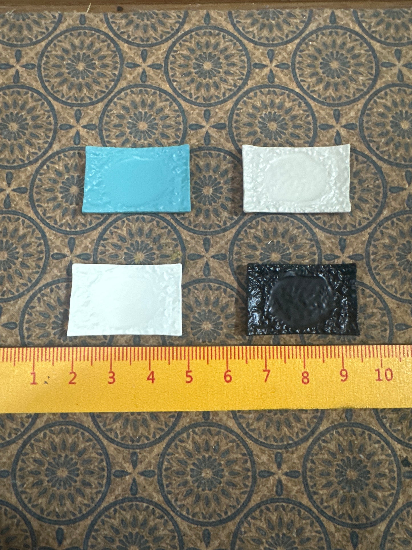 Lily minis-dollhouse miniature Metal rock pattern dinner plate