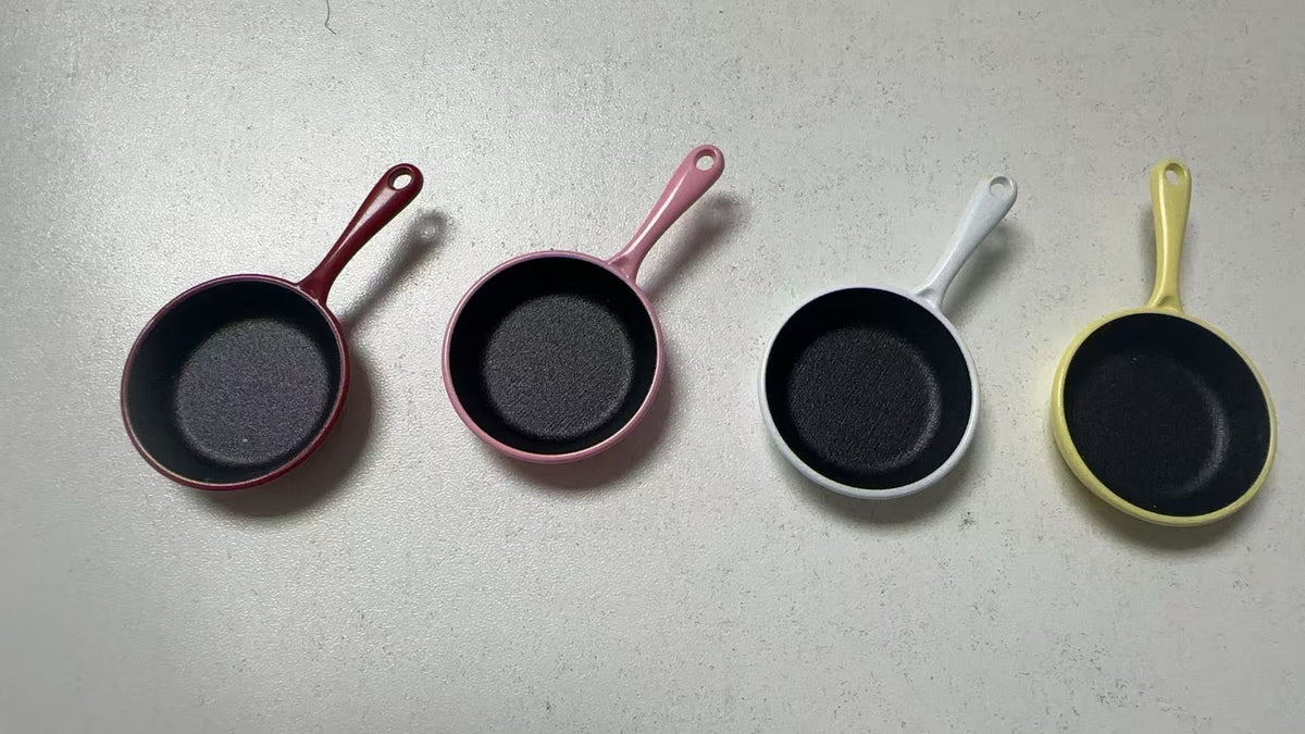 Lily minis-dollhouse Metal frying pan 1pcs Random style