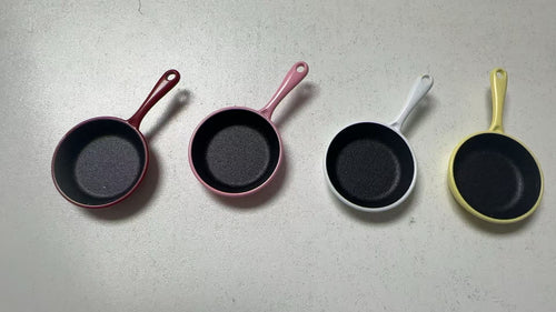 Lily minis-dollhouse Metal frying pan 1pcs Random style