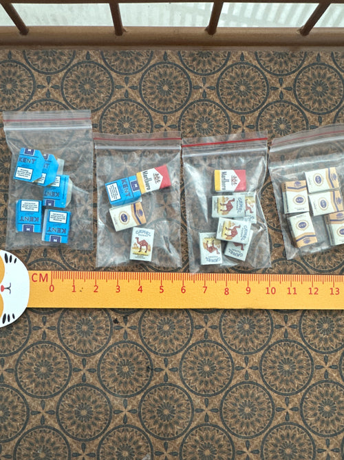 Lily minis-dollhouse miniature Random mini cigarettes 4pcs
