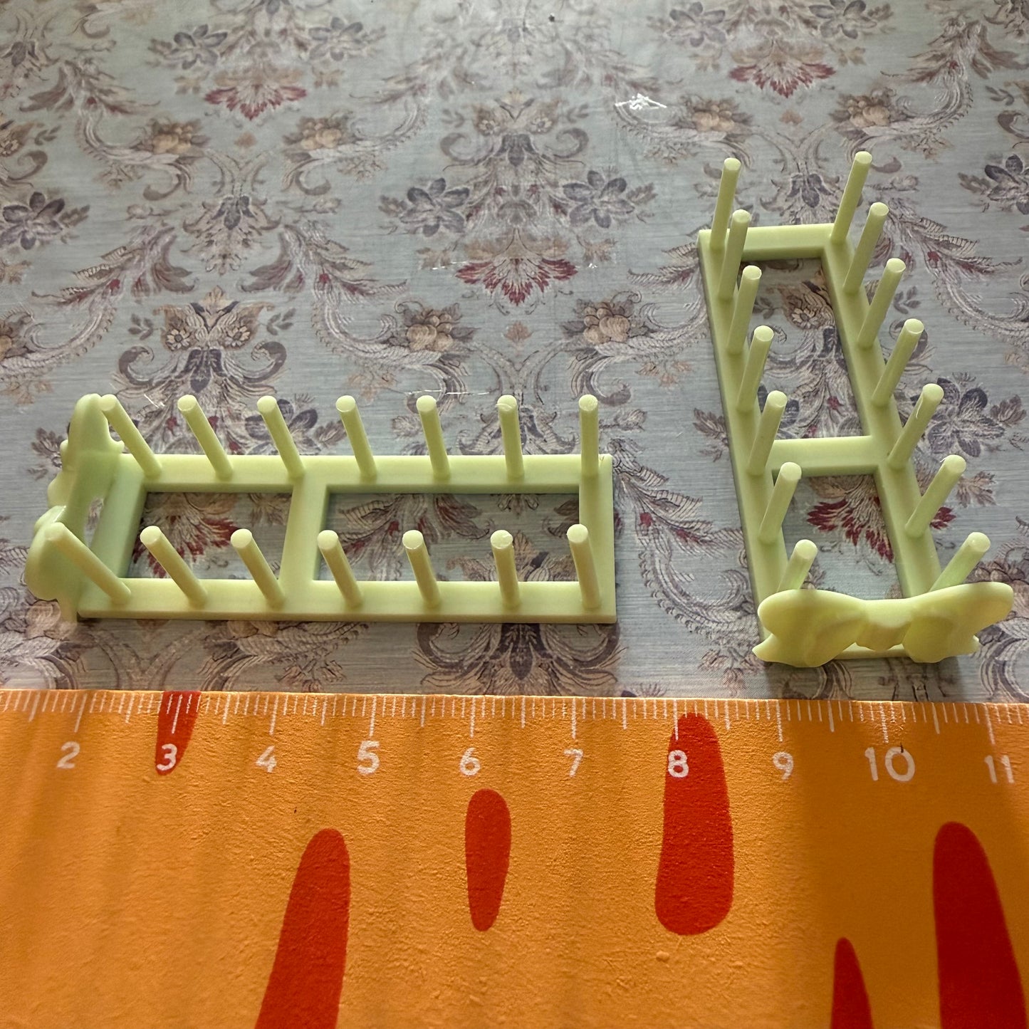 Lily minis-dollhouse miniature plate holder