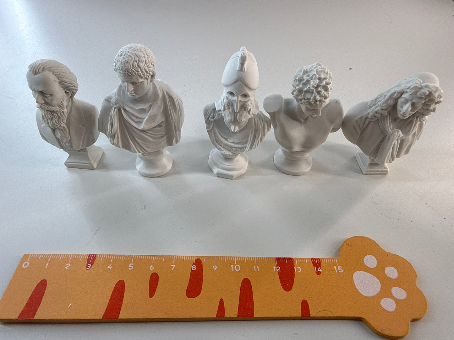 Lily minis-dollhouse Statues of celebrities 1pcs Random styles