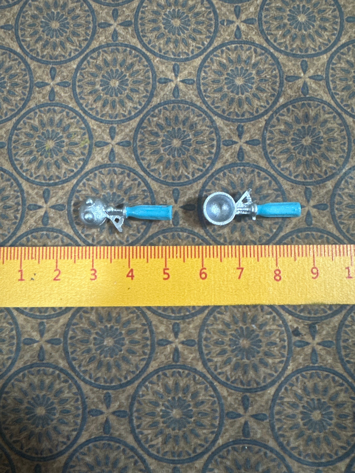 Lily minis-dollhouse miniature Metal kitchen utensils