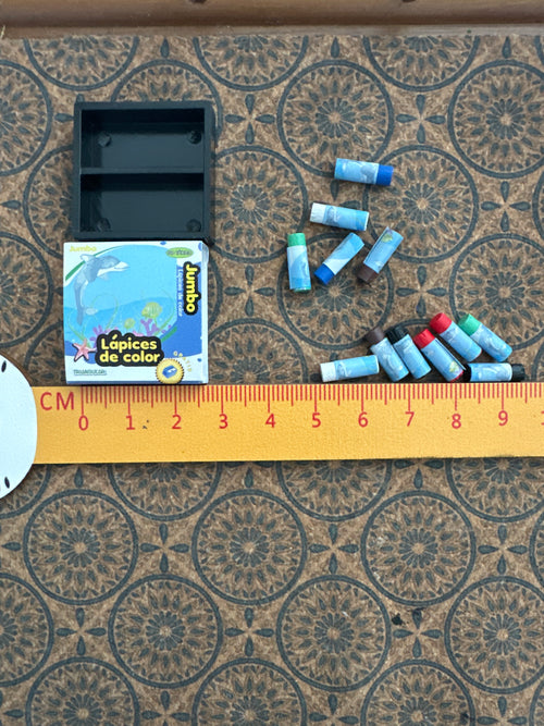 Lily minis-dollhouse miniature Crayon set