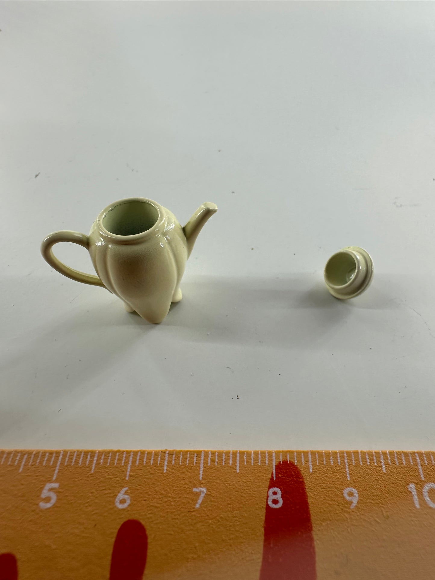Lily minis-dollhouse Ceramic yellow kettle