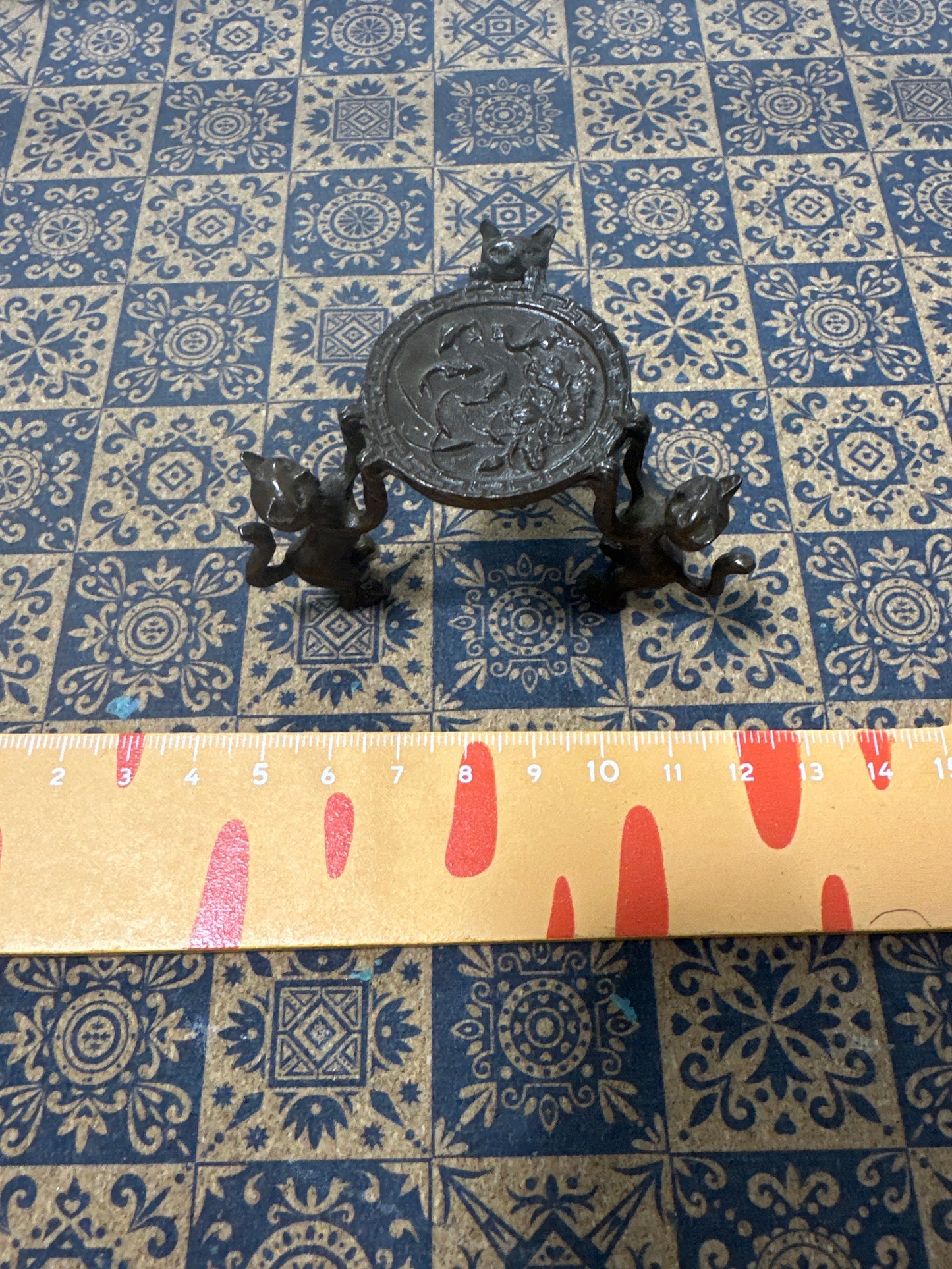 Lily minis-dollhouse miniature Metal cat table