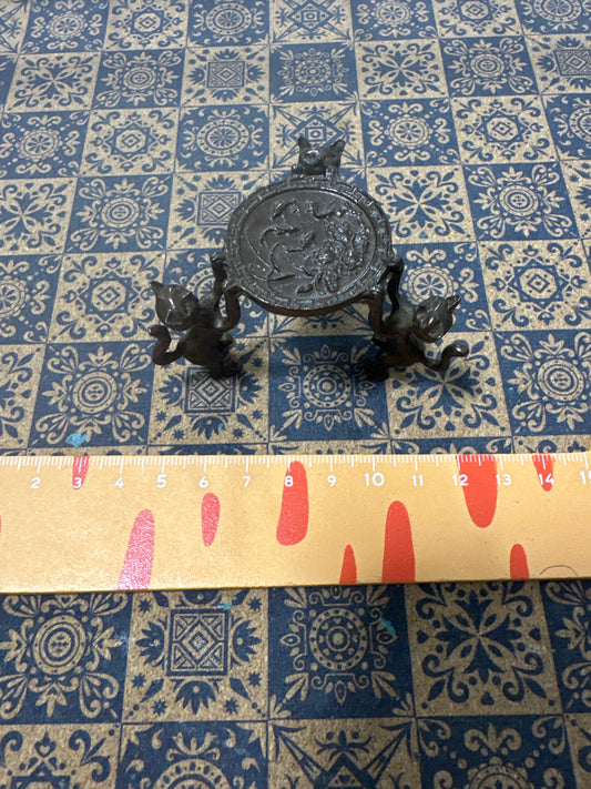 Lily minis-dollhouse miniature Metal cat table