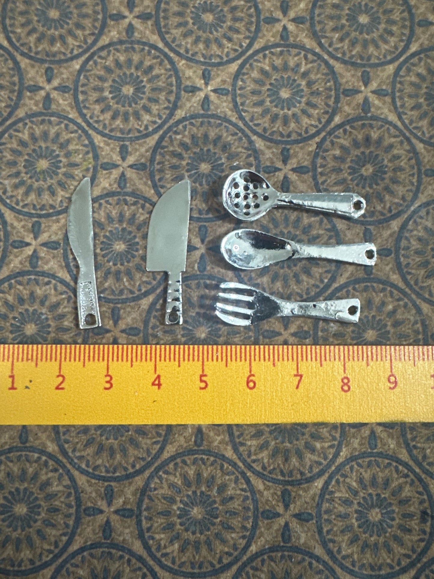 Lily minis-dollhouse miniature Metal kitchen utensils