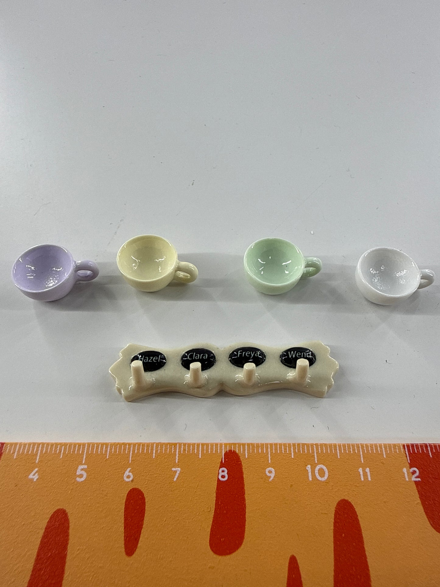 Lily minis-dollhouse Hooks and cups Random styles
